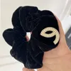 Velvet Pearl Crystal Letter Scrunchies Women Girl Special Letter Elastic Hair Band na przyjęcie podarunkowe