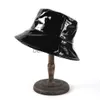 Chapeaux à bord avare Chapeau de seau Casquettes de pluie imperméables Mode Cuir verni noir Couleur unie Rétro Street Hip Hop Bonnet de pêche Beach PartyJ230819