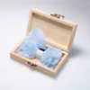 Halskrawatten schwarz blau massive Feder Fliege Handgefertigte Herren Biege Biege Brosche Holzkasten Sets Hochzeitsfeier Geschenk Jemygins Design 230818