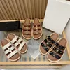 Designer kvinnor tofflor sandaler kalvskinn platta mulor botten klassisk gladiator sommar vintage strand sandal tofflare