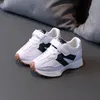 Sneakers Buty dla dzieci dla chłopców mody dziewczęta miękki sporty trampki prowadzące tenis dzieci płaskie dziecko dziecięce maluch na zewnątrz buty Buty 230818