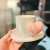 Den senaste 6.8oz Caring Handle Ceramic Coffee Mug Cup med skivor, många stilval, supportanpassning av alla logotyp