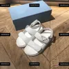 Summer Kids Shoes Designer Baby Sandals Girl Brodery Split Line Design Slippers Box Packaging Barnstorlek 26-35