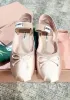 럭셔리 파리 발레 패션 디자이너 프로 댄스 댄스 신발 2023 새틴 발레리나스 MM 플랫폼 보우 노드 얕은 입 단일 신발 샌들을위한 35-40