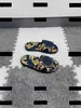 Impresión colorida zapatos para niños pequeños zapatos de bebé de diseñador Moda para niños Sandalias Diseño clásico Zapatillas Caja de verano Embalaje Tamaño para niños 26-35