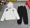 Designer Kids Clothing Conjuntos de roupas do menino de garoto de duas peças Autumn Girl Girl Sweatshirt Criança + calça de moletom Tamanho do capuz 100-150 Letra clássica de outono