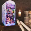 Objets décoratifs Figurines DIY Book Nook Kit 3D Puzzle en bois Étagère Insert Decor avec lumière LED Modèle de maison de poupée miniature Creative Educational 230818