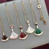Colliers pendentifs Nouvelle marque collier de créateur pour femmes à la mode et charmant collier pendentif en or 18 carats en forme d'éventail bijoux de luxe en acier titane de haute qualité à