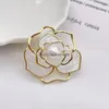 Camellia Flower Pearl Brooch Fashion Luxury Corsage Pin for Women Fashion Scarf Backle Cosersage Jewelry Accessories