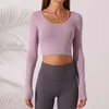 Camisas activas Logo de mujer Top de yoga Sexy Skinny Crop con almohadilla en el pecho Athletic Manga larga en la espalda Transpirable Recorte Entrenamiento Fitness Camiseta