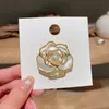 Camellia Flower Pearl Brooch Fashion Luxury Corsage Pin for Women Fashion Scarf Backle Cosersage Jewelry Accessories