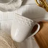 Tassen europäischer Vintage -geprägter Keramik Kaffeetasse mit Tablettofen Glaze Relief Blumen Dekorative Tasse Set Café Restaurant Getränke Geschirr
