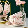 Mokken Ldyllic Flowers Tea Set keramische koffiekoppak Britse stijl Highgrade Bone China gouden rand en schotel met een lepel 230818