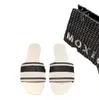 Femme tissu brodé diapositives pantoufles été fond souple mode canal polyvalent chaussures femmes 2023 nouvelles marques designer diapositive caoutchouc tongs sandale plate