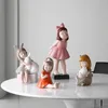 Objets décoratifs Figurines Nordic Cute Girl Résine Statue Ornement Salon Tv Cabinet Enfants Décoration De Bureau Accessoires Cadeau D'anniversaire 230818