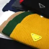 القبعة مصممة لرجل Beanie Designer Casquettes للجنسين شتاء الكشمير غير الرسمي في الهواء الطلق تقطيع غطاء رأس الكشمير دافئ قبعة الجمجمة FIT HAT