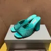 2024 Chinelos de cristal strass mules de dedo aberto slides sandálias saltos deslizamento em sapatos de salto bloco feminino designer de luxo couro outsole calçado de fábrica