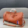 Designer Travel Bag Duffel Påsar präglade flygplatsväska handväska för män kvinnor reser utomhuspaket lyxväska sportbagage handväskor 55 cm