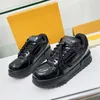 Tränare sneaker designer präglade casual skor kvinnor män lyx mode läder stil trippel vit svart lila gul blå rese sneakers