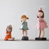 Objets décoratifs Figurines Nordic Cute Girl Résine Statue Ornement Salon Tv Cabinet Enfants Décoration De Bureau Accessoires Cadeau D'anniversaire 230818