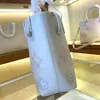 Klassische Onthego -Handtasche Präge Blumen -Einkaufstaschen Designer Einkaufstasche Umhängetasche Hochwertige echte Leder -Tasche Handtaschen große Kapazität Mama Clutch -Geldbörse