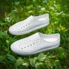 Sandálias 2023 homens e mulheres com o mesmo pacote de parágrafo Hollow Wading Beach Shoes Summer Non Slip Hole Ladies