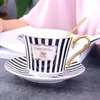 Kupalar Kısa Stripe Bone China Kahve Kupası Sakı altın kaşık zarif seramik Paris Çay 225ml Porselen Tea Fincar Cafe İçecek Sware 230818