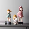 Objets décoratifs Figurines Nordic Cute Girl Résine Statue Ornement Salon Tv Cabinet Enfants Décoration De Bureau Accessoires Cadeau D'anniversaire 230818