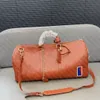 حقيبة سفر Men Men Duffle Bag تنقش مطار حقيبة اليد رجال حقائب اليد اليدوية حقائب اليد الجلدية الكبرى حقائب الأزياء مصممة 55 سم