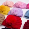 M622 Nouveau Automne Hiver Infantile Bébé Enfants Tricoté Chapeau Bonbons Couleur Enfants Fausse Fourrure Balle Crâne Bonnets Casquettes Turban Cache-oreilles Filles Chapeaux Chauds 15 Couleurs