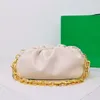 2023 nouveau mini nuage tissé sac sac à bandoulière conception sens paquet type épaule sac de messager intérieur et extérieur en cuir de veau matériel grande et petite chaîne en or