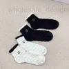 Носки, дизайнерские чулочно-носочные изделия, модные jk, милые и милые, волнистые, черно-белые хлопковые носки с буквенной вышивкой, женские ZO49