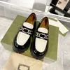 Toppkvalitetsdesigner loafers kvinnor casual skor hästbitar löpskor emaljerad sammanlåsande detaljkedja rund tå kalvskinn chunky lug sole loafers sneakers