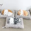 豪華な人形黄色の猫のぬいぐるみ横たわっている甘い眠っているかわいいカワイイの毛皮のような動物のおもちゃは寝室の装飾に新鮮なエアカー230821に使用できます