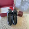 Designer Mary Jane Sapatos Luxuros Retro Buckle Women Shoe Round Toe Girls Resort Beach Banquet Black White Flat Ballet Shoes