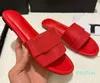 Kadın katır slaytlar klasik düz terlikleri kuzu derisi kırmızı sıradan sandalet yaz tasarımcısı lüks moda bayanlar plaj açık havada sandal düz parmak arası floplar ayakkabı