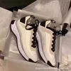 Gepolsterte Schuhe für Frauen 2023 Frühling Neues Hochhochfarben passende Vaters Schuhe dicker alleinerer gelegentlicher Channel Ledersportschuhe Trend