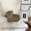 Uggity Grey Snow Boots、Rhinestone Bow Decorator、秋と冬の温かい快適な綿のブーツ、オーストラリアの綿の靴、高品質、靴のサイズ：35-40 V014