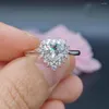 Clusterringe Klassischer Verlobungsring für Frau 0.8ct 6 6mm D Farbe Moissanit 925 Silberschmuck mit Goldbeschichtung