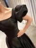 パーティードレスリアルピクチャーブラックサテンスクエアネックラインパフスリーブシンプルなデザインカスタムメイドイブニングドレス到着2023