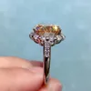 Klusterringar 8ct Golden Yellow Moissanite Diamond Ring 925 Silver Bridal Engagement Smycken passerade Test GROOM Propoal Premium Gift