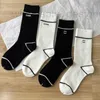 Femmes chaussettes designer coréen minimaliste style antique bande unique bonneterie lettre noire et blanche étiquette de repassage chaussettes en coton tube moyen IIIL