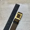 Black Leather Reversible Belt Iconic Stud Buckle Designger Belt gjord av svart läder baksida i tyg guldfinish metalvaror med låda