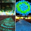 Садовые украшения 100200300pcs открытые ярды светящиеся камни камни светятся в темной рыбе аквариум украшение натуральные кристаллы скалы 230818