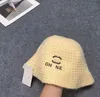 새로운 니트 모자 세련된 브랜드 디자이너 편지 인쇄 버킷 모자 인기있는 따뜻한 따뜻한 windproof 스트레치 고품질 양모 와이드 브림 모자 패션 액세서리