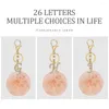 Keychains 26 Engelse alfabet roze pluche ball sleutelhanger voor vrouwen auto legering tas sleutelhanger charmes letter ring accessoires ornamenten