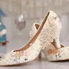 Klänningskor lyxiga färgglada kristallstrasspumpar Party Prom Graduation Ceremony Women Kitten Heel White Pearl Wedding