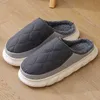 Talltor för män ner bomulls tofflor non slip varm inomhus tofflor kvinnor vinter sammet hemskor bekväm polära fleece sovrumskor hkd230821