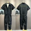 Survêtements pour hommes 2023 Summer Fashion New Men's One-Piece Suit Tendance Lettre Imprimer Hip-Hop Work Style Casual Lâche Revers Ceinture Accessoires Jumpsuit J230821