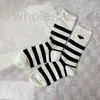 Носки чулочно -носочные дизайнерские горячие штамповки модные носки Черно -белые полосы Универсальные средние трубные чулки
